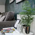 Luxe Living Guest House-Sleeps 6-Private Parking-Free Wifi-Beach-City