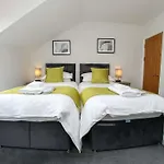 Luxe Living Guest House-Sleeps 6-Private Parking-Free Wifi-Beach-City